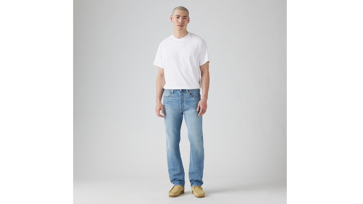 Full-body shot of model in light blue Levi’s jeans