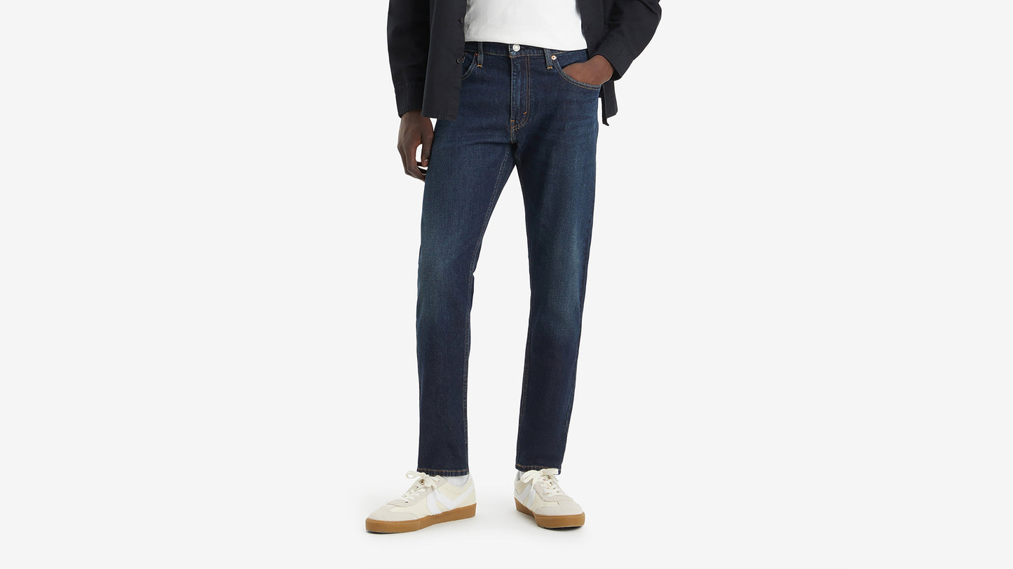 Cropped front view of Levi’s 512 slim jeans, paired with white sneakers