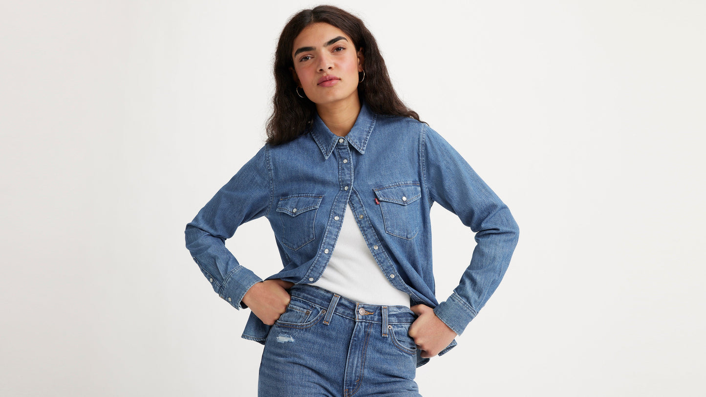 Levi’s Women’s Iconic Western Shirt, On‑Model Detail Angle