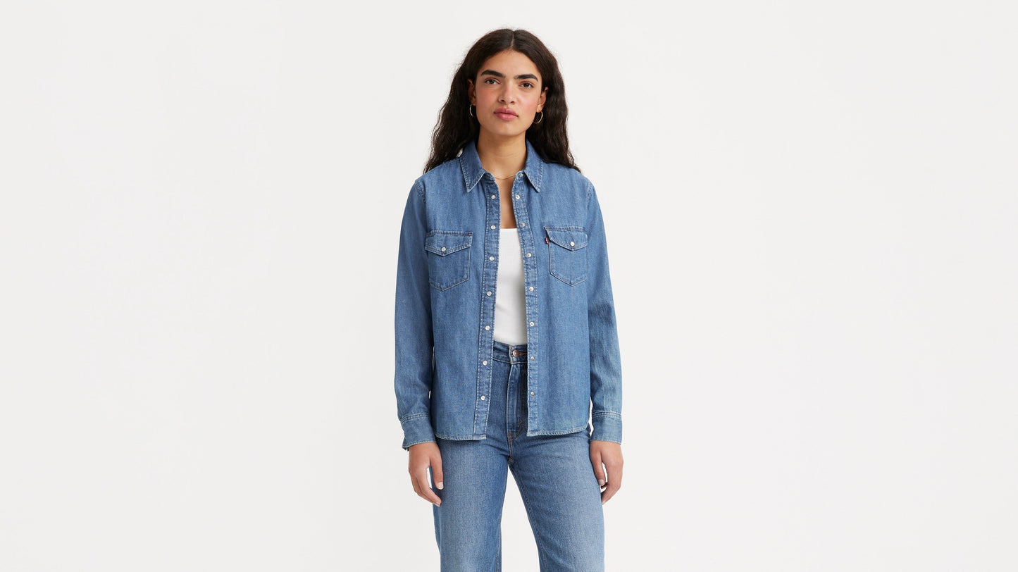 Levi’s Women’s Iconic Lightweight Western Shirt, On‑Model Front View