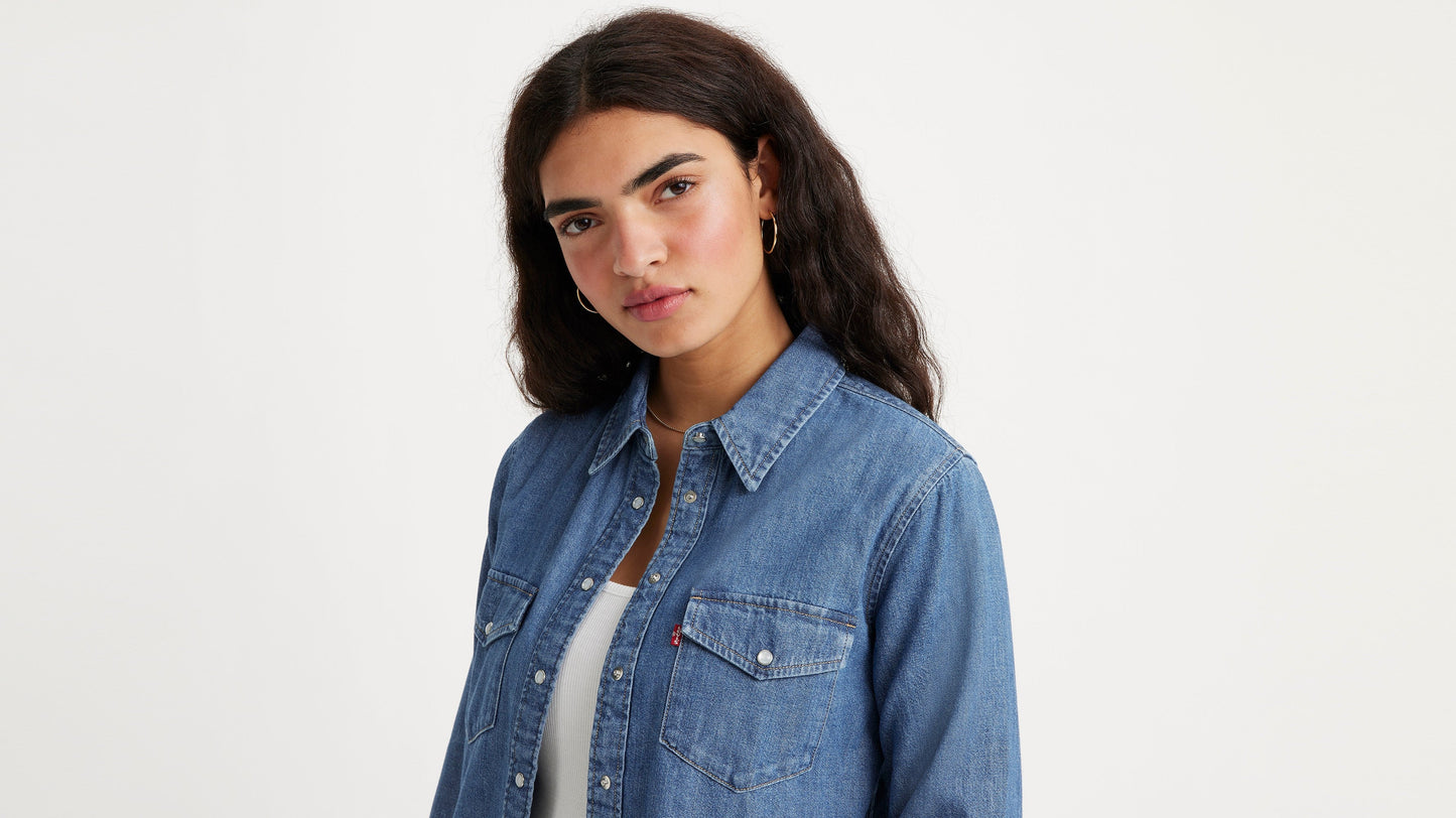 Levi’s Women’s Iconic Lightweight Western Shirt, On‑Model Detail Shot