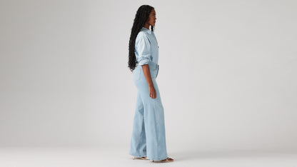 Model wearing Levi's women's jeans, washed, side view