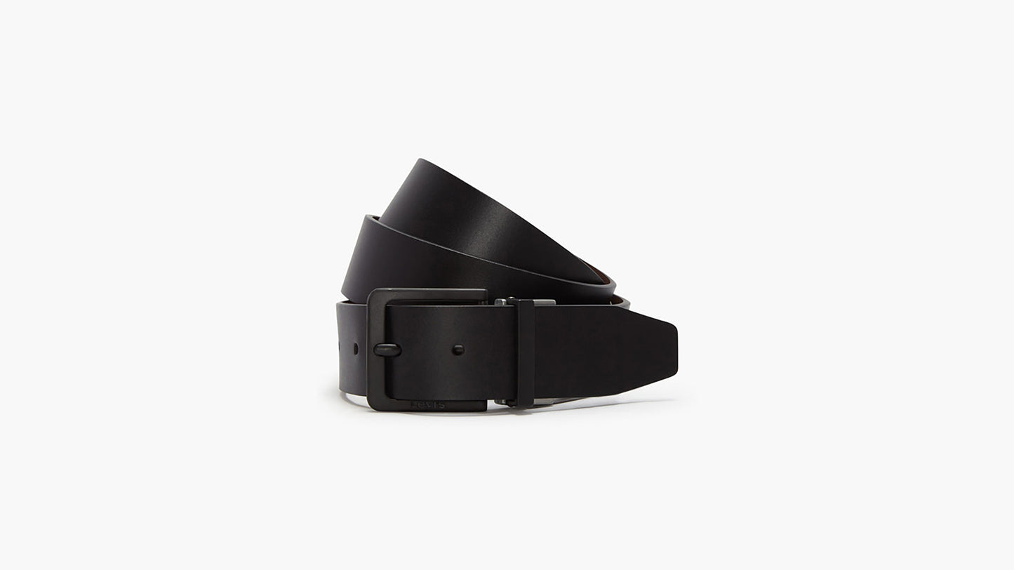 Front-facing shot of Levi’s Men’s Louis Reversible Belt, all black