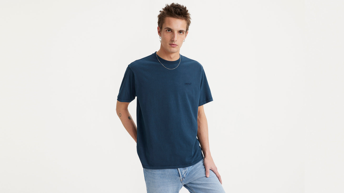 Model in Levi’s Men’s Red Tab Vintage T-shirt, Front-facing view